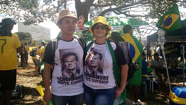 Lcia e Sheng vestem camiseta de apoio ao juiz Sergio Moro em ato pr-impeachment em Braslia