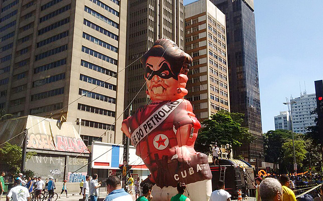 Boneco da presidente Dilma Rousseff  inflado na avenida Paulista, entre a Fiesp e o Masp 