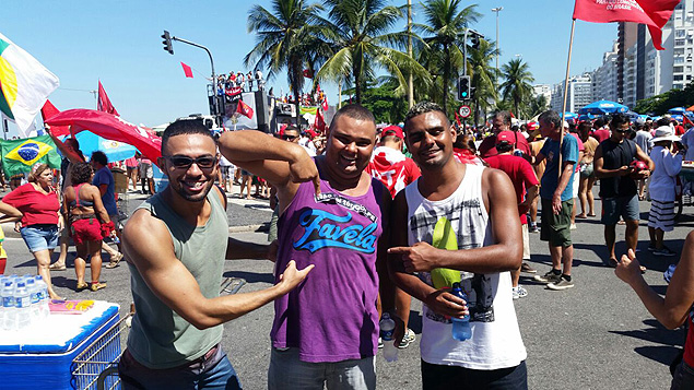 Os amigos Fabrcio Porto, de roxo, Silas de Oliveira (dir.) e Raphael Farias, em manifestao no Rio