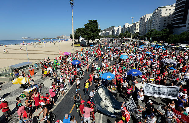 People gather to protest against the impeachment of Brazil's President Dilma Rousseff, in Rio de Janeiro, Brazil, Sunday, April 17, 2016. Emotions have been running high since the impeachment proceedings began in the Chamber of Deputies on Friday, with lawmakers holding raucous, name-calling session. Outside the legislature, waves of pro-and anti-impeachment demonstrators are expected to flood the capital, Brasilia. (AP Photo/Silvia Izquierdo) ORG XMIT: XSI103