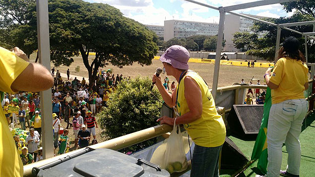 Lcia Bicudo, filha de Hlio Bicudo, autor do pedido de impeachment, discursa em caminho de som de grupo anti-Dilma 