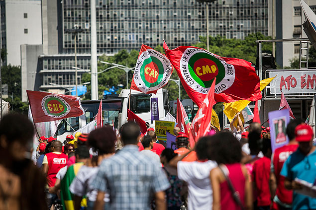 Manifestantes contra o impeachment da presidente Dilma Rousseff chegam no Vale do Anhangaba 
