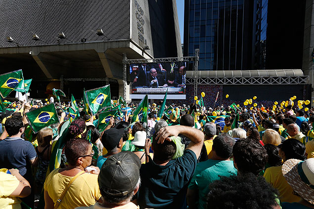 Manifestantes se concentram na avenida Paulista, em So Paulo, para acompanhar a votao do impeachment