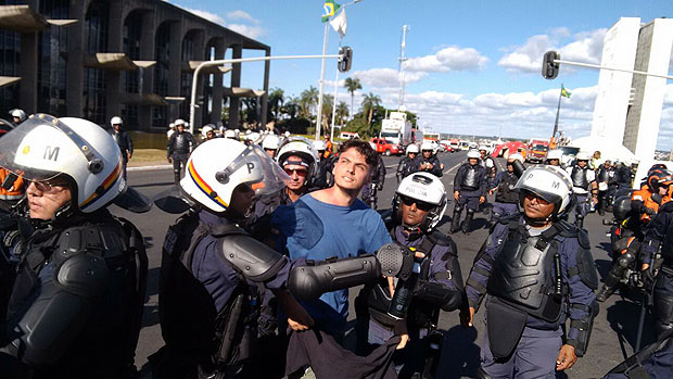 Manifestante  retirado pela Polcia Militar