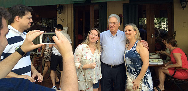 O ex-presidente Fernando Henrique foi aplaudido e tirou fotos na sada do restaurante Caf de la Paix, em Higienpolis, onde almoou no domingo