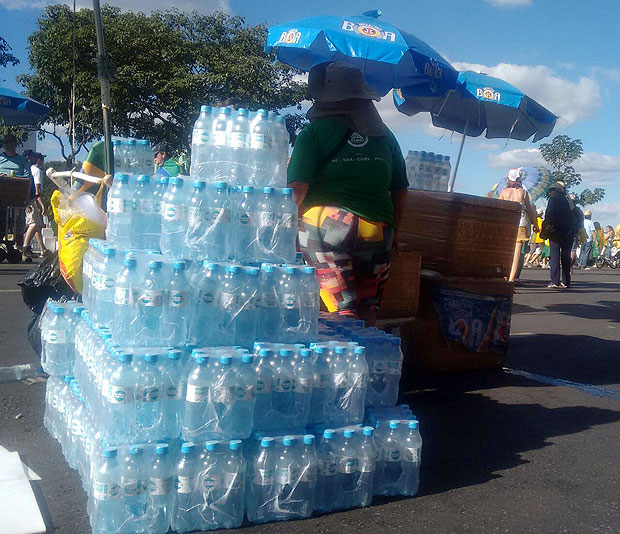 Em Braslia, Rosrio Costa, 37, trouxe 60 engradados com 12 garrafas de gua mineral cada para vender no lado pr impeachment da Esplanada dos Ministrios