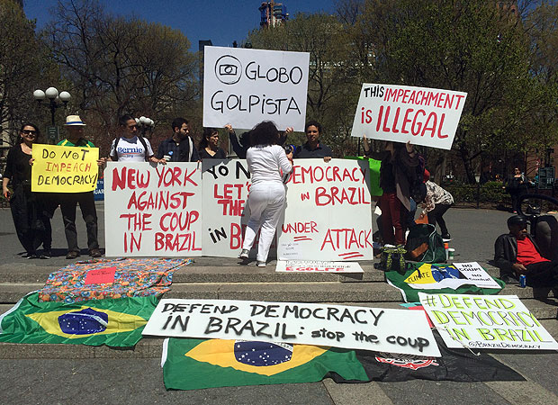 Grupo de brasileiros faz manifestao em defesa da presidente Dilma Rousseff na praa Union Square, em Nova York