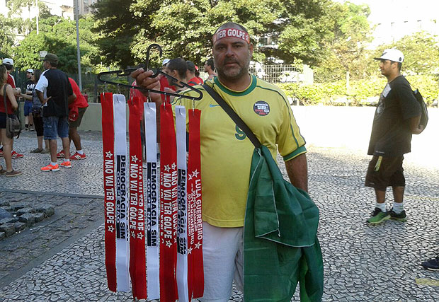 Com camisa da seleo, o ambulante Cavalcante disse j ter vendido mais de 300 faixas contra o impeachment no Anhangaba. Local concentra manifestantes contrrios  sada de Dilma