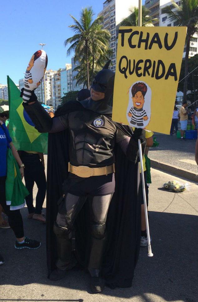 Eron Melo, 35, na praia de Copacabana, zona sul do Rio, fantasiado de Batman