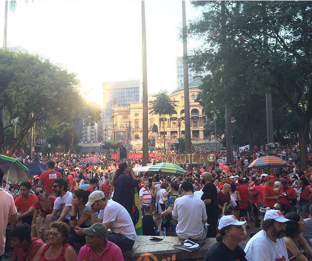 Manifestantes esperam a votao do impeachment no Vale do Anhangaba, em SP