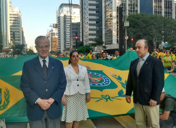Apoiadores da monarquia desfilam com bandeira do Brasil Imprio na Paulista.  direita, Enos Beolchi, 53.  esquerda, Dom Beltro, que se identifica como "prncipe imperial"