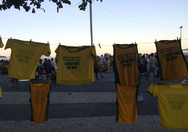 Camisa em homenagem ao juiz Srgio Moro vendida na praia de Copacabana, na zona sul do Rio