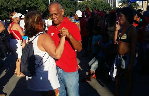 Apesar da tenso, manifestantes a favor da presidente Dilma Rousseff danam samba na Lapa