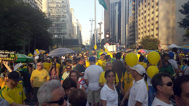 Avenida Paulista, em frente ao prdio da Gazeta