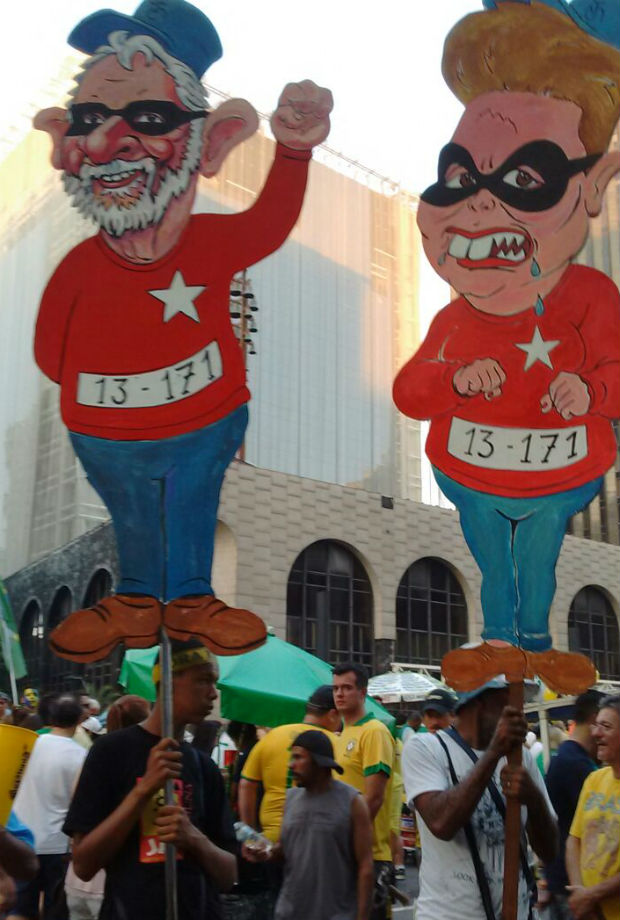 Bonecos de Dilma e Lula na avenida Paulista 