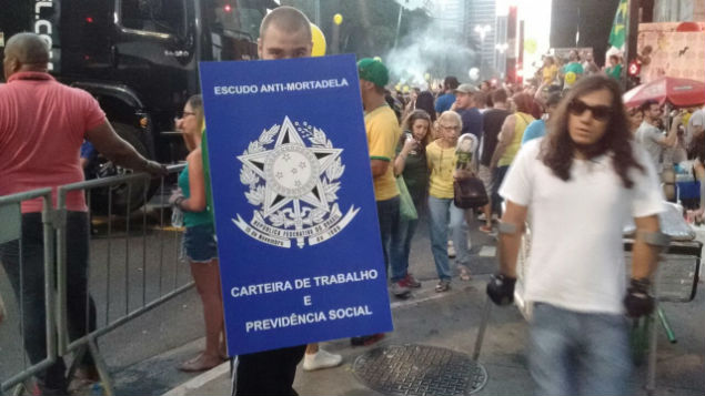 O estudante de Direito Matheus Noronha, 22, levou  Paulista uma placa com a reproduo da carteira de trabalho como "escudo anti-mortadela"