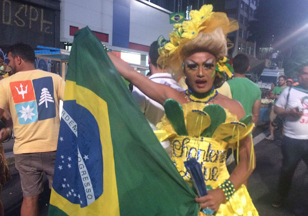 A drag queen Charlene Blue, 40, participa da manifestao pr-impeachment na avenida Paulista