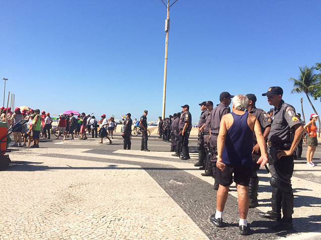 Barreira policial para dividir os protestos na praia de Copacabana