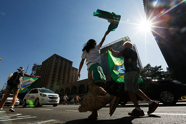 SAO PAULO,SP, BRASIL- 17-04-2016 : Manifestantes se concentram na Av Paulista para acompanhar a votao do Impeachment da presidente Dilma Rousseff no congresso . ( Foto: Joel Silva/ Folhapress ) ***PODER *** ( ***EXCLUSIVO FOLHA***)