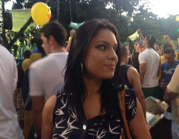 A publicitria Evelyn refinado, 25, que passava pela av. Paulista durante os atos pr-impeachment