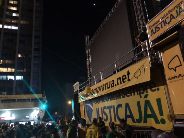 Gerador do "Vem pra Rua" pifa na avenida Paulista e provoca apago do carro de som