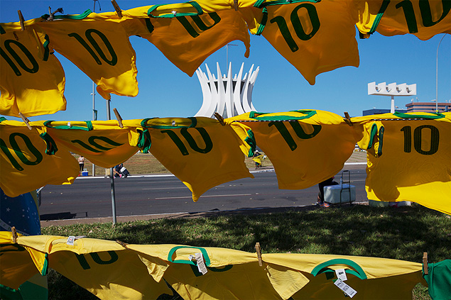 Camels vendem bandeiras e camisetas do Brasil na Esplanada dos Ministrios, em Braslia