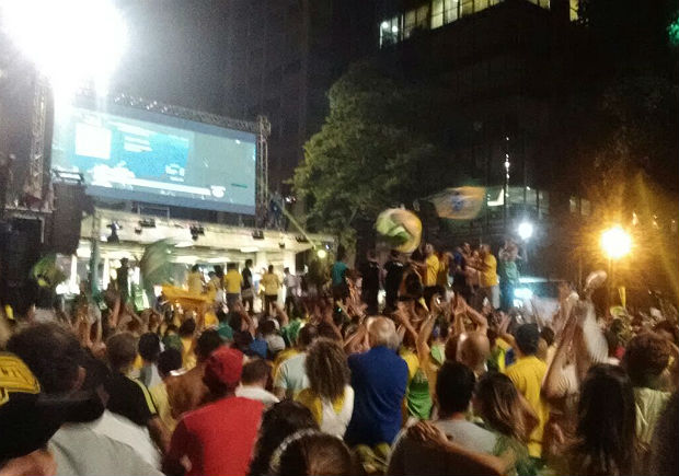 Manifestantes comemoram voto do major Olmpio, na Paulista