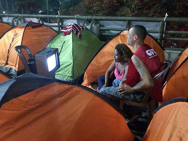 Heide acompanha votao na TV no meio do acampamento