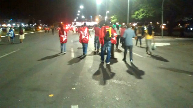 Manifestantes pr Dilma deixam a Esplanada dos Ministrios, em Braslia
