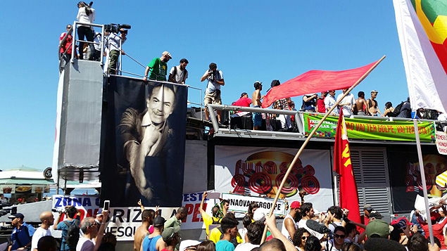 Manifestantes no Rio homenageiam Leonel Brizola 