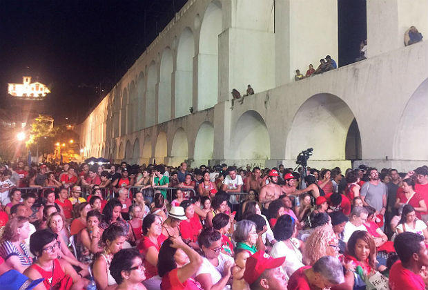 Manifestantes em cima dos arcos da Lapa, no Rio