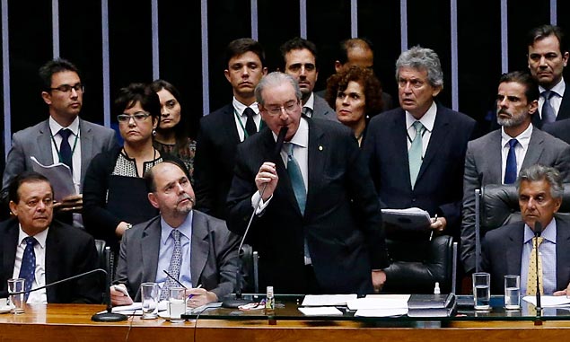 O deputado Fabrcio Oliveira, que  suplente, aparece atrs do presidente da Cmara, Eduardo Cunha 