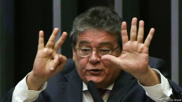 Treze momentos marcantes da votao do impeachment - Silvio Costa fez um discurso exaltado em que chamou Cunha de 'cachorro morto' 