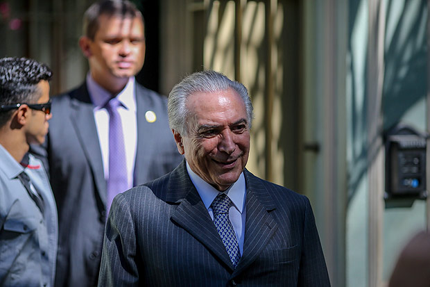 O vice-presidente Michel Temer fala a jornalistas em frente a sua casa em São Paulo