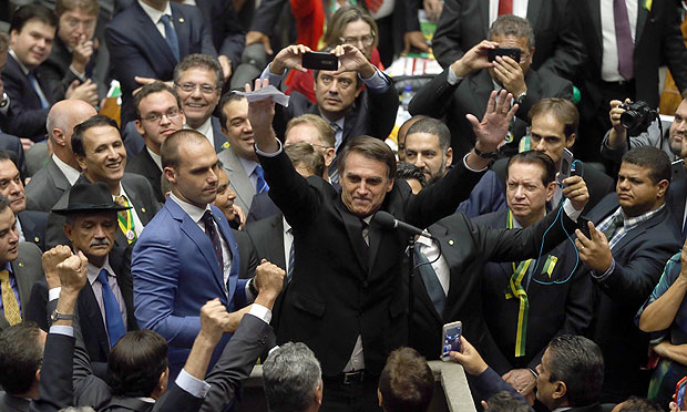 BRASÍLIA, DF, BRASIL, 17.04.2016. Deputado Jair Bolsonaro vota na sessão da Câmara dos Deptuados para votar o pedido de Impeachment da presidente Dilma Rousseff. (FOTO Alan Marques/ Folhapress) PODER