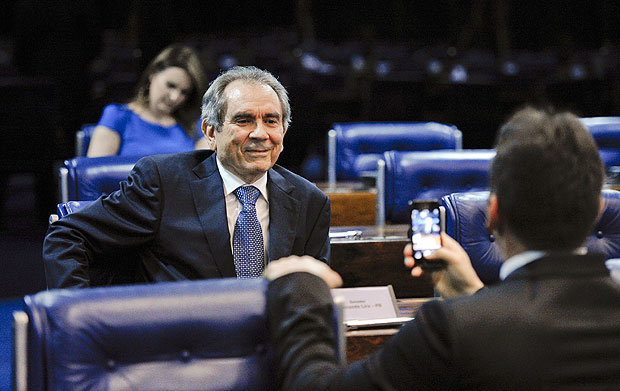 Senador Raimundo Lira posa para foto em Plenrio aps tomar posse no lugar de Vital do Rgo, que assumiu o cargo de ministro do Tribunal de Contas da Unio. 