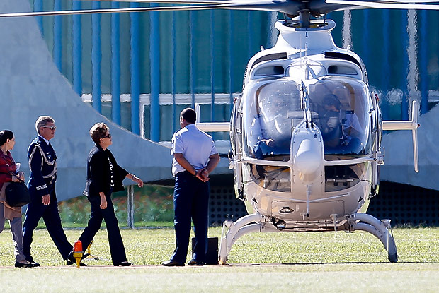 Dilma Rousseff embarca no helicóptero presidencial para seguir à base aérea onde embarca para os EUA