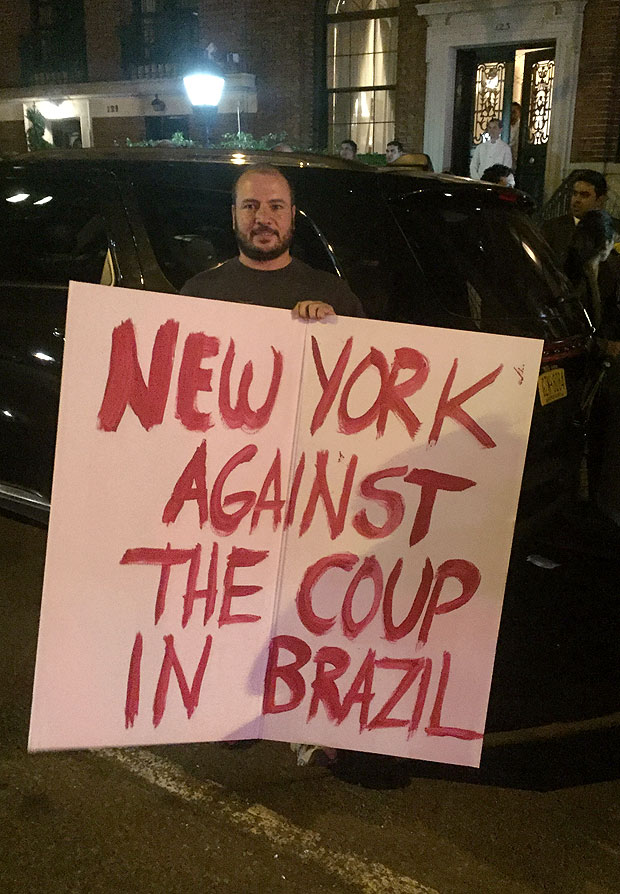 Rafael Pops, 37, um dos manifestantes na porta da casa de Antonio Patriota, em Nova York,  espera da presidente Dilma Rousseff que viajou para discursar na ONU