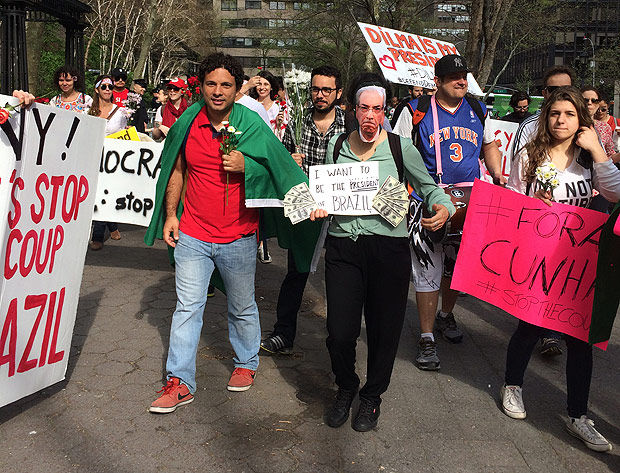 Manifestantes protestam em Nova York contra o impeachment da presidente Dilma Rousseff