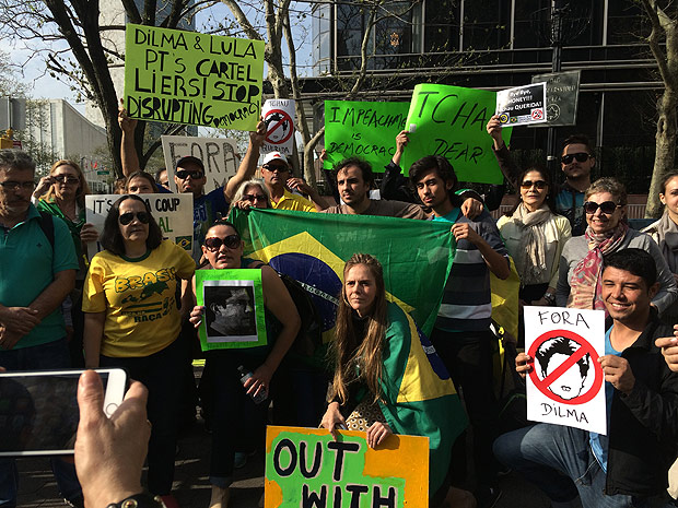 Kim Kataguiri e Renan Santos, do MBL, fazem ato pr-impeachment de Dilma em Nova York
