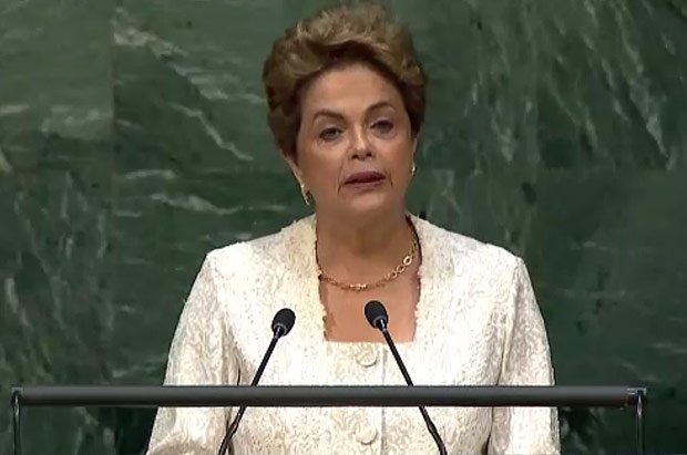 Dilma discursa durante assinatura do Pacto de Paris, na ONU. A presidente Dilma Rousseff embarcou na manh desta quinta-feira (21) para os Estados Unidos em busca de apoio internacional contra o impeachment. Nesta sexta-feira (22), ela participa da assinatura do Pacto de Paris, na sede da ONU (Organizao das Naes Unidas), em Nova York. 