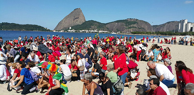 Manifestantes contra o impeachment de Dilma fazem ato no Aterro do Flamengo, no Rio