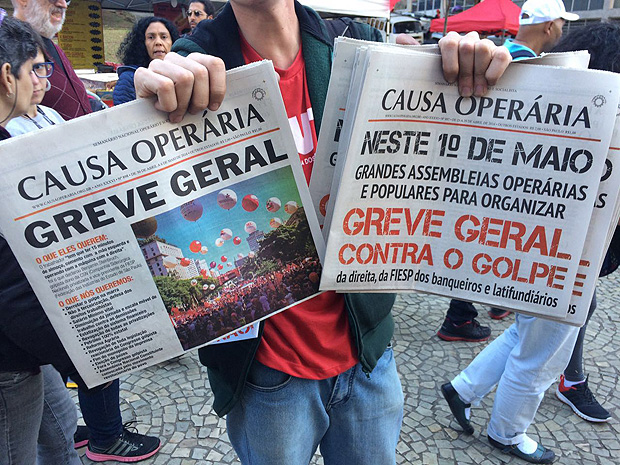 Jornais manchetando greve geral so vendidos em ato da CUT, em So Paulo, a R$ 1