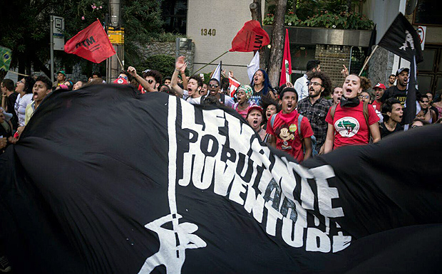 Levante Popular da Juventude realiza "escracho" em frente  casa de Anastasia (PSDB-MG)