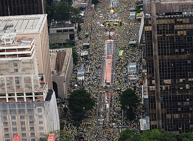 Imagem aérea mostra multidão na avenida Paulista, em São Paulo (SP)