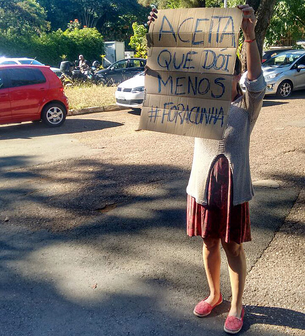 Manifestante em frente  casa de Eduardo Cunha