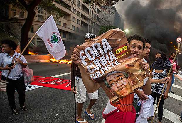 A Frente Brasil Popular faz protestos por todo o Brasil contra o impeachment da Presidenta Dilma. Manifestantes bloqueiam a Av. 23 de Maio prximo ao Terminal da Praa da Bandeira