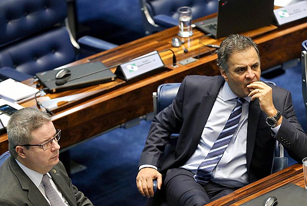 BRASLIA, DF, BRASIL, 11.05.2016. Os senadores Acio Neves e Antnio Anastasia participam do inicio da sesso do Senado Federal para votar o pedido de Impeachment da presidente Dilma Rousseff. (FOTO Alan Marques/ Folhapress) PODER