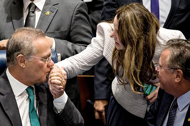 BRASILIA, DF, BRASIL, 11-05-2016, 09h00: O presidente do Senado Renan Calheiros com a senadora Vanessa Graziotin, no inicio da sessao do impeachment da presidente Dilma Rousseff. (Foto: Eduardo Anizelli/Folhapress, PODER)