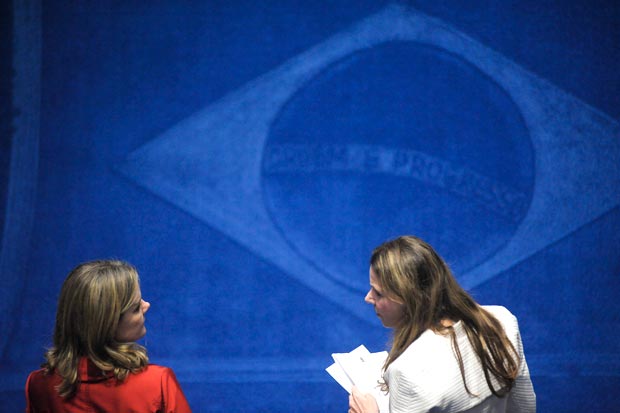 Plenrio do Senado durante sesso deliberativa extraordinria que decidir pela aprovao ou rejeio do relatrio favorvel  admissibilidade do processo de impeachment da presidente Dilma Rousseff.(E/D):senadora Gleisi Hoffmann (PT-PR);senadora Vanessa Grazziotin (PCdoB-AM)Foto: Pedro Frana/Agncia Senado